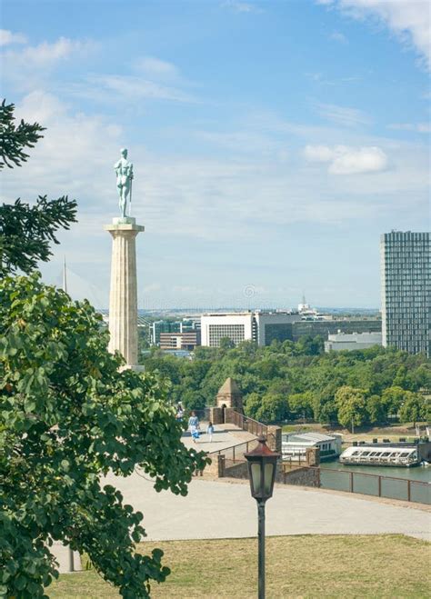 La Statue De Vainqueur Nue Pobednik Monument Est Situé Dans La