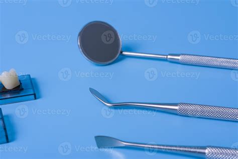 Modelo De Dentes Com Ferramentas Dentárias Em Fundo Azul 5325027 Foto De Stock No Vecteezy