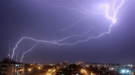 Semana terá sol abafamento calorão chuva e risco de temporais