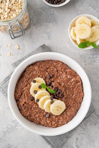 Bouillie D avoine Au Chocolat Avec Banane Et Pépites De Chocolat Sur Le