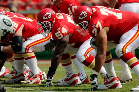Offensive Positions in Football (All Positions Explained) – Throw Deep