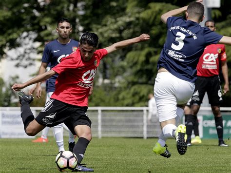 Football Coupe Rhône Alpes Finale Chasselay Tient Son Trophée