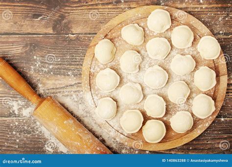 El Proceso De Cocinar El Plato Ruso Tradicional Pelmeni Foto De