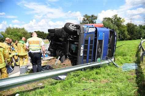 Umgekippter Sattelzug Blockiert Berleitung Von A Auf A Am Kreuz