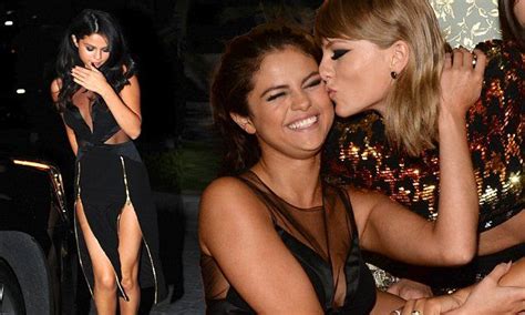 Taylor Swift Kisses Selena Gomez As She Celebrates Triple Vmas Win Selena Gomez Taylor Swift