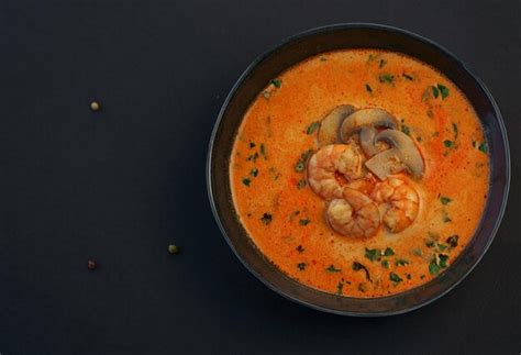 Premium Photo Tom Yum Kung Spicy Thai Soup With Shrimp In A Black Bowl On A Dark Background