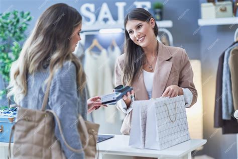 Função De Vendedor De Loja - Vendedor e comprador de mulher na loja de roupas. Foto de alta ...