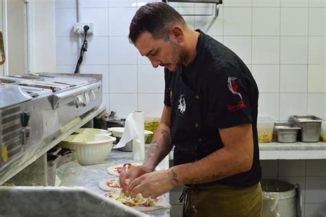 Sasà Martucci Pizzaiolo Della Pizzeria I Masanielli Di Caserta