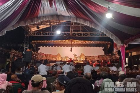 Pentas Pagelaran Wayang Kulit Menandai Puncak Acara Sedekah Bumi Di