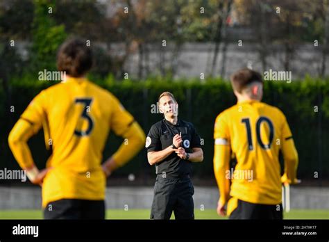 Match Referee James Bell Hi Res Stock Photography And Images Alamy