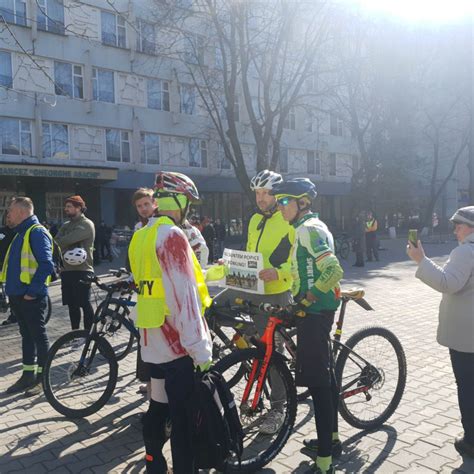 Cu Pancarte Si Colorati Cu Vopsea Rosie Zeci De Biciclisti Protesteaza