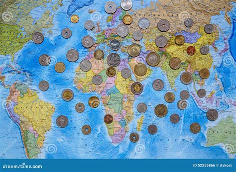 Monedas De Los Países Diferentes En El Fondo Del Mapa Del Mundo Foto