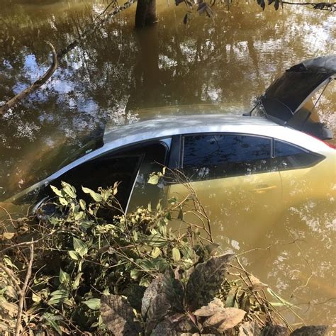 Portal Caparaó Carro sai da pista e cai em lagoa em Pedra Dourada