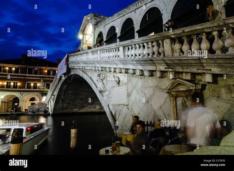 Rialto bridge night view Stock Photo - Alamy