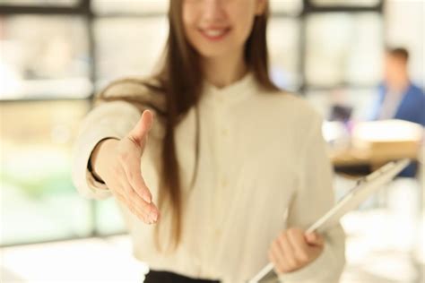 Primer Plano De Una Mujer Dando La Mano Para Saludar El Gesto De