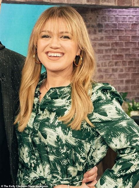 Kelly Clarkson 41 Shows Off Her Weight Loss In A Green And White