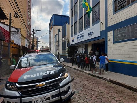 Adolescente que esfaqueou colega dentro da sala de aula é apreendido