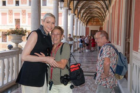 La Princesse Charl Ne Joue Au Guide Pour Les Touristes En Visite Au