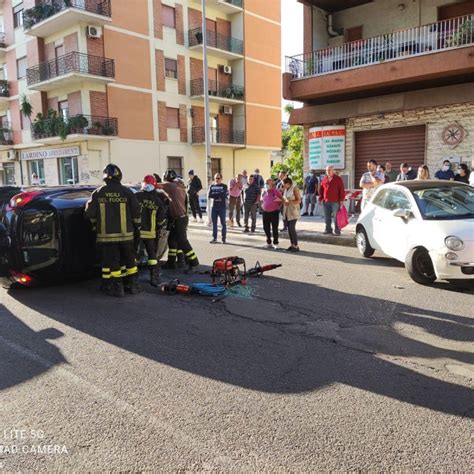 Incidente In Via Della Repubblica A Corigliano Rossano Auto Si Ribalta