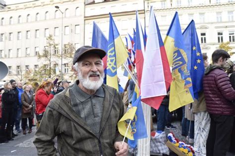 Galerie Demonstrace Milionu chvilek Adam Mišík se ujal hymny Olena