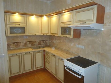 Кухня "Классик"(угловая 2,4*1,75 м/ваниль супермат с патиной/МДФ ...