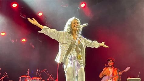 Natal Salvador Simone celebra cinco décadas de carreira e emociona