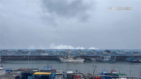 瑪娃來襲！蘭嶼風雨強 台東漁港巨浪「壓毀漁船」 生活 三立新聞網 Setncom