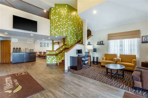 15 Closest Hotels to Naval Base Great Lakes in North Chicago | Hotels.com