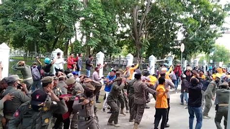 Hujan Batu Warnai Demo Penolakan PT GKP Di Kendari Tirtamedia Id