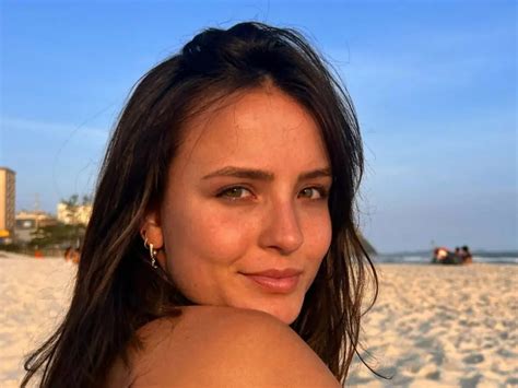 Larissa Manoela Esbanja Corpa O De Fio Dental E Enfatiza Bumbum