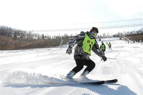 甘肃天水：乐享冰雪运动 人民图片网