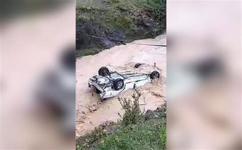 Corriente Arrastra Veh Culo Con Tres Personas A Bordo Tras Lluvias En