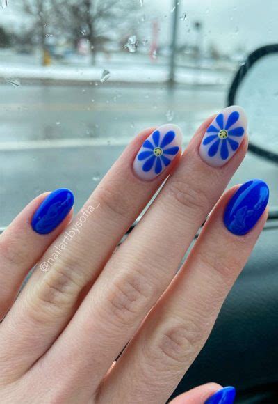 Your Nails Deserve These Floral Designs Smiley Flower Nails