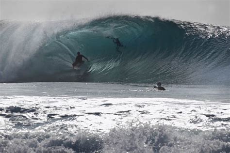 Oahu Lifeguards Rescue 9 As Surf Rises To Warning Levels Honolulu Star Advertiser