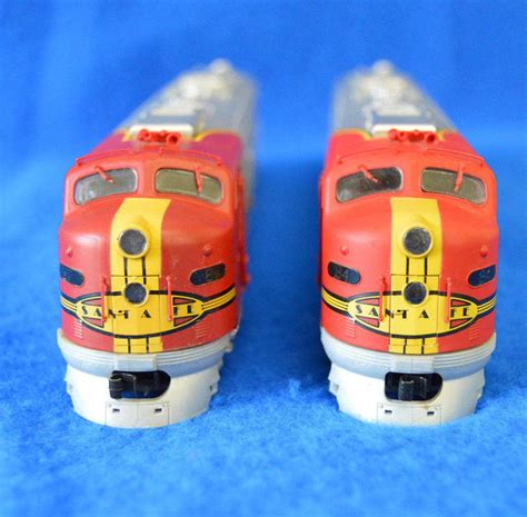 Two Proto 2000 Ho Scale Locomotives Emd E89 Santa Fe Warbonnet Mars