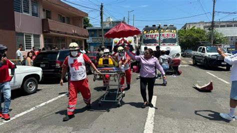 Camión urbano se mete en sentido contrario y choca contra motociclista