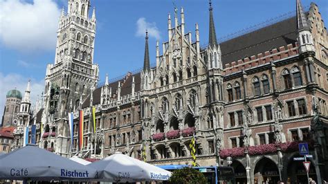 Glockenspiel And Marienplatz