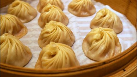 Taiwanese Food Xiao Long Bao 小籠包 Eating Soup Dumplings At Din Tai