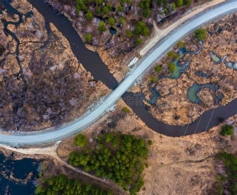 Snijpunt Van Een Weg En Een Rivier In De Vorm Van Een Oneindig Teken