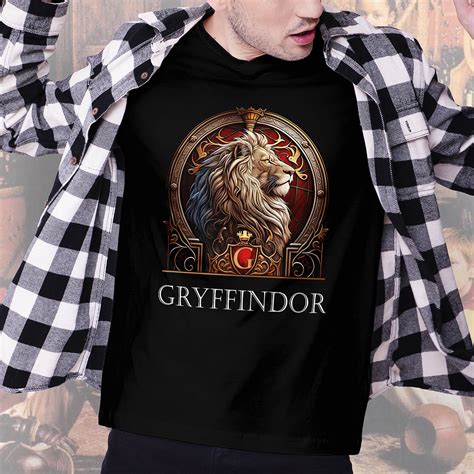 Camiseta Unissex Brasão Casa Gryffindor Grifinória Harry Potter Leão