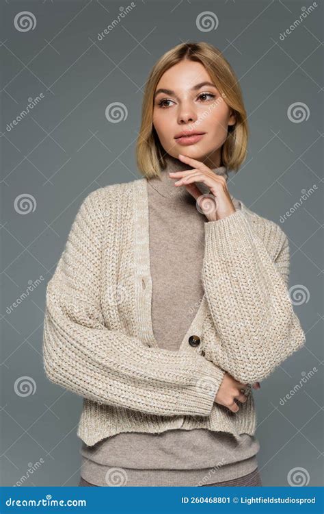 Junge Blonde Frau Im Rollengpass Und Stockbild Bild Von Wolljacke Erwachsener 260468801