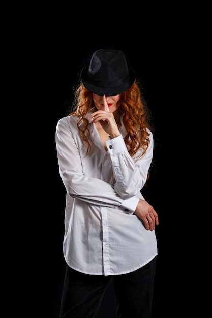 Hermosa Chica Con El Pelo Rojo En Una Camisa Blanca Y Un Sombrero Sobre