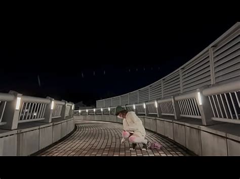 ミニスカニーハイの女装子まゆちゃんが深夜の歩道橋でスポットライトを浴びながら一枚ずつ服を脱いでいき最後は全裸でM字開脚から大股開きで露出プレイを楽しんでいる XVIDEOS