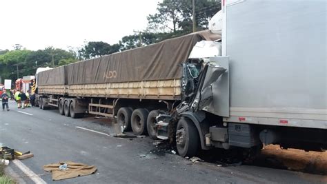 Motorista fica preso às ferragens e é socorrido em estado grave após