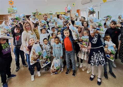 FOTO Primarul Fritz a ciocnit un ou cu copiii cu povești triste dintr