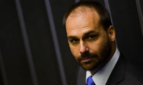 Eduardo Bolsonaro compara união gay a amor por cachorro CartaCapital