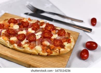 99 Oval shaped pizza Images, Stock Photos & Vectors | Shutterstock