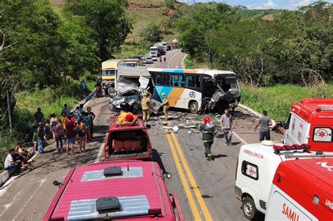 Br 356 Acidente Entre ônibus Caminhão E Carro Deixa Um Morto E 25