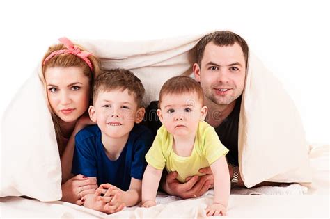 Familia Feliz Con Dos Ni Os Que Mienten En El Piso Blanco Fotos De