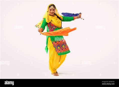 Giddha folk dance hi-res stock photography and images - Alamy